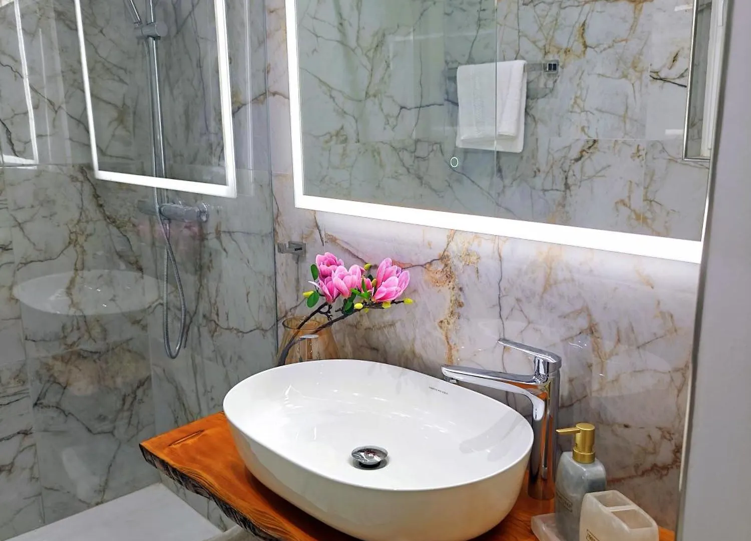 Luxury Living - Seafront Haven In Sliema - Malta Apartment