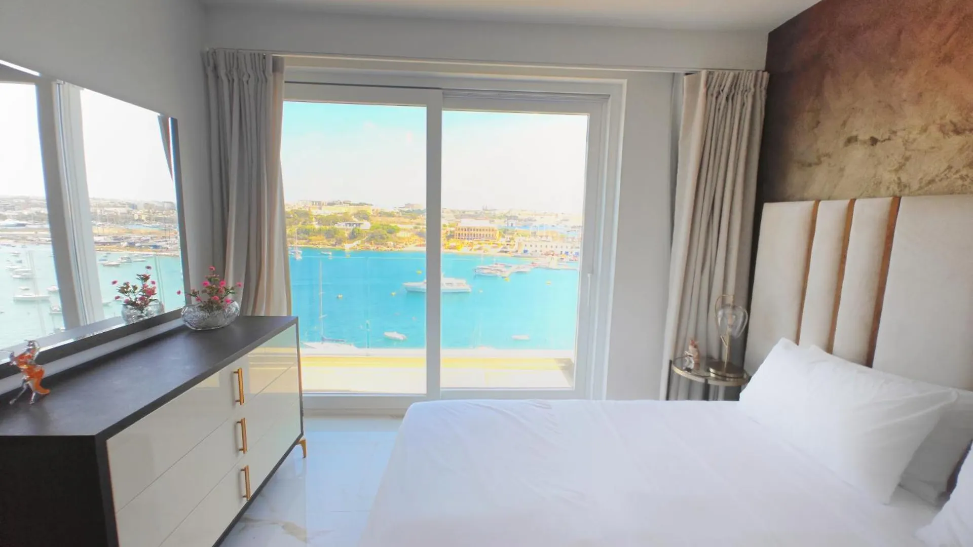 Luxury Living - Seafront Haven In Sliema - Malta Apartment